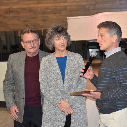 Lang presents to Roes